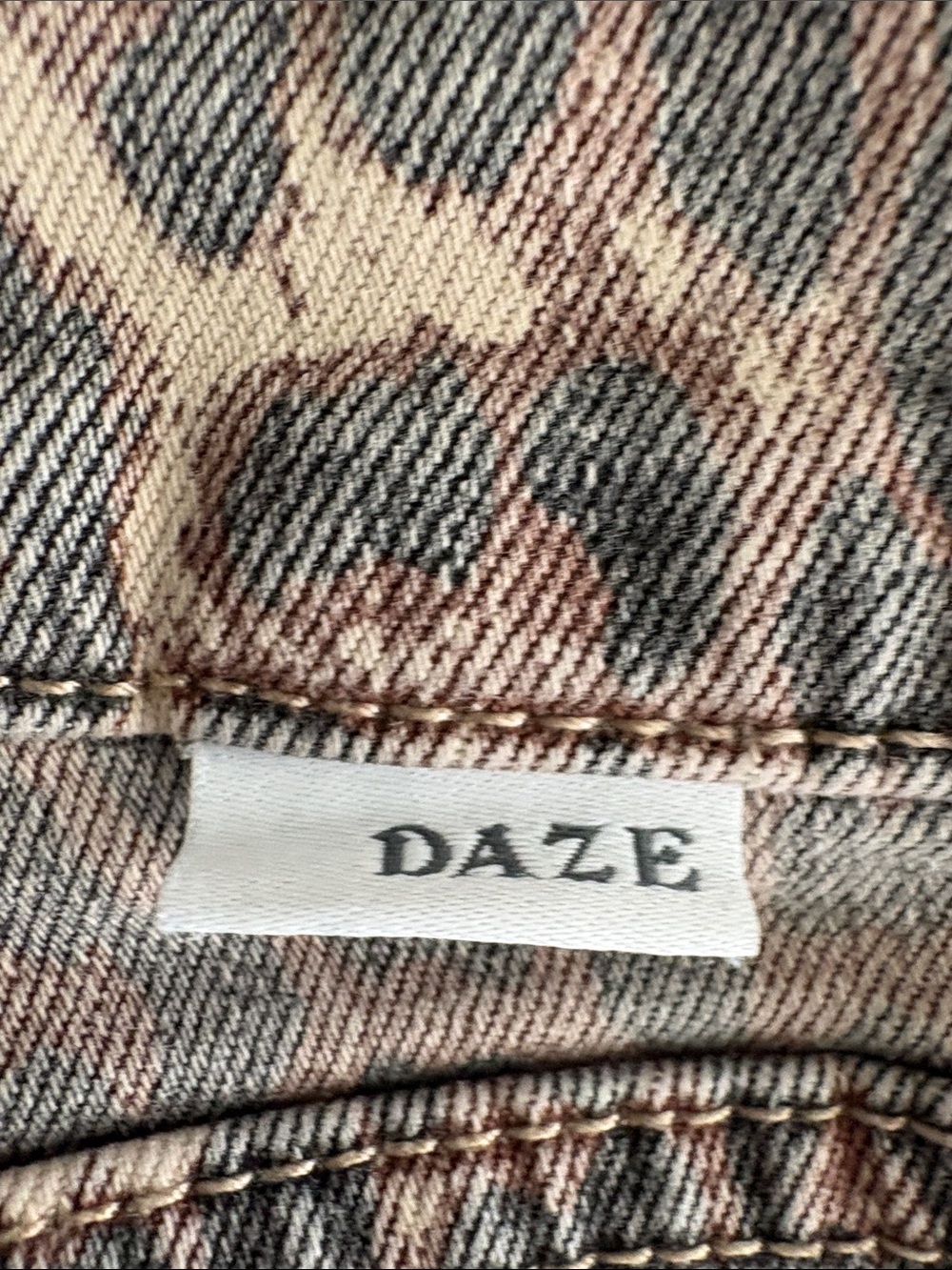 DAZE Women's Straight Brown Leg Leopard Print Jeans - Picture 9 of 10